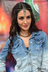 Farah Karimi At Thikka Movie Song Coverage Press Meet
